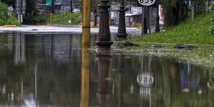 Graves inundaciones y cortes de luz generalizados en Puerto Rico