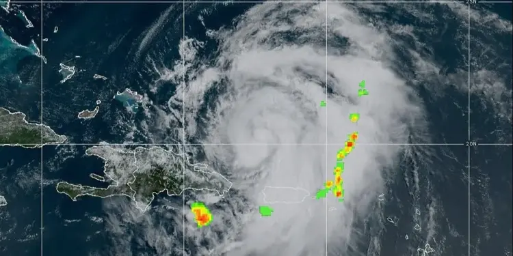 Ernesto se convierte en huracán al norte de Puerto Rico