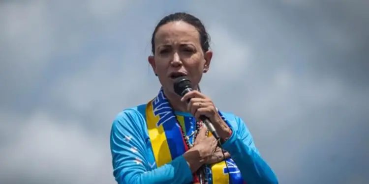 Machado afirma «lo único que le queda» a Nicolás Maduro es el apoyo del alto mando militar