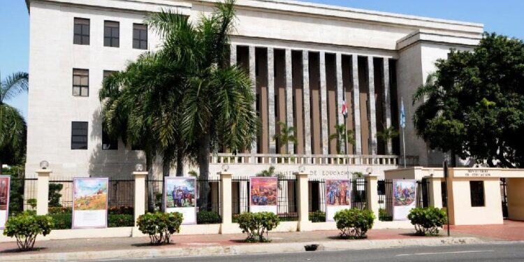 MINERD logra acuerdos con 119 colegios para inscribir alumnos