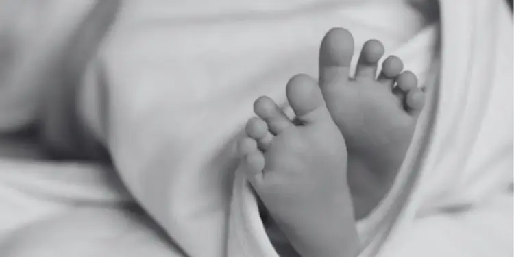 Fallece niña de cinco años cuya madre se lanzó al vacío con ella en brazos en Villa Mella
