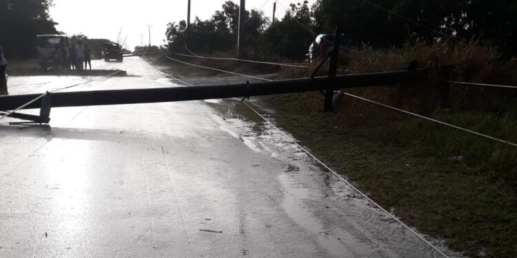Tornado deja a oscuras zonas de tres provincias del suroeste de RD