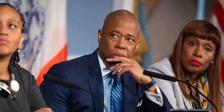 Los cinco cargos contra el alcalde Eric Adams de Nueva York