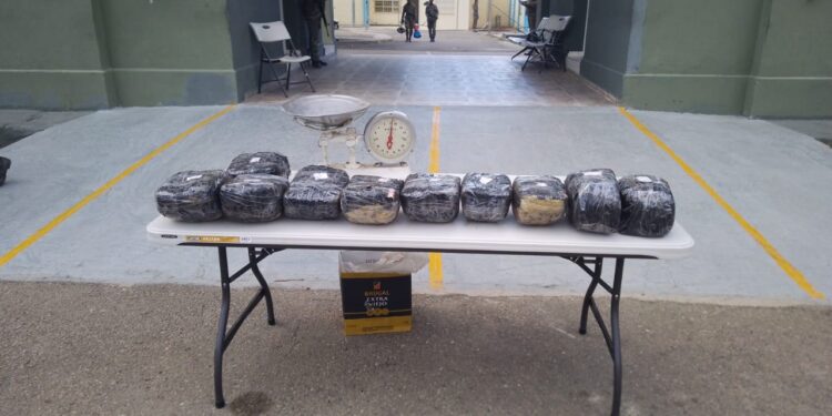 El ejército detiene dos Haitianos en ¨Cañongo¨ Dajabón transportaban 10 pacas de marihuana en un camión