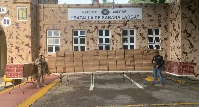 CESFronT y Armada decomisan 810,000 unidades de cigarrillos dentro de embarcación en la Costa de Montecristi