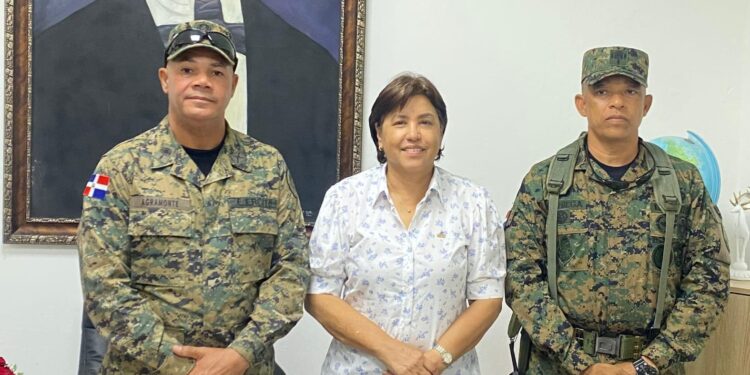 Gobernadora de Dajabón se reúne con comandantes del ejército para tratar temas de seguridad en la Frontera