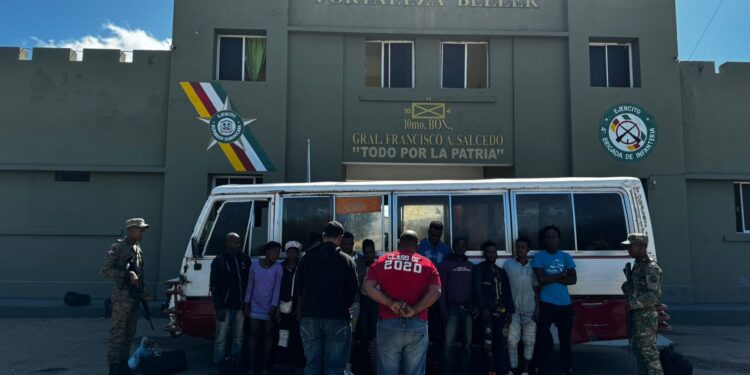 ERD ocupa minibús con 14 indocumentados en Dajabón