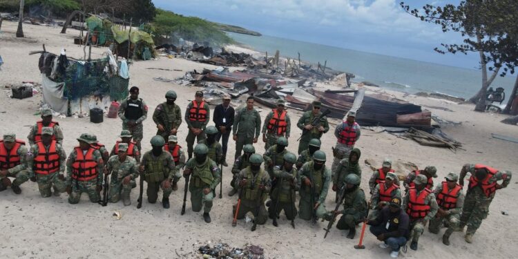 Militares R. Dom. destruyen casuchas de haitianos en Pedernales