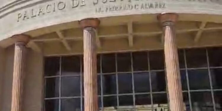 Campesinos Santiago Rodríguez piquetean Palacio Justicia de Santiago en repudio a terrateniente quiere desalojarlos