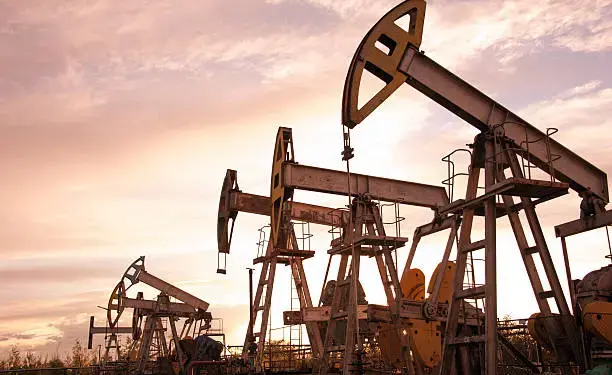 El petróleo de Texas cae un 4,5 % tras la rebaja de perspectivas de demanda de la OPEP