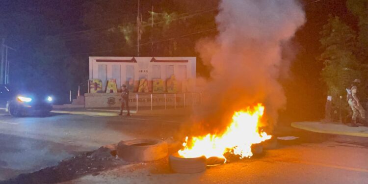 Incendian neumáticos en la entrada de Dajabón en demanda de asfaltado de calles de barrio