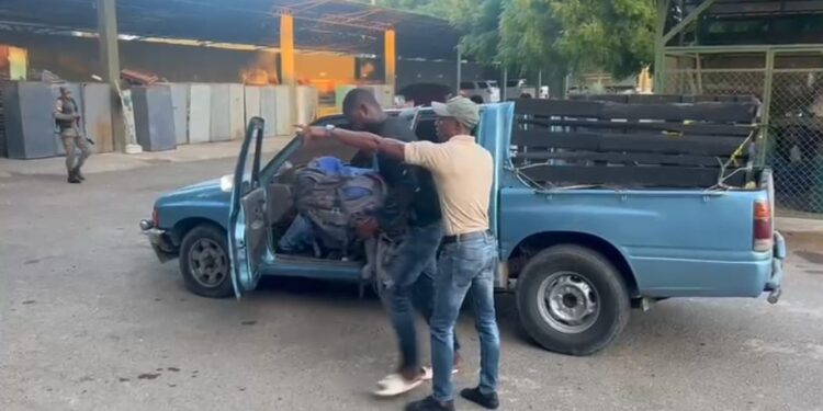 El ejército detienen conductor de camioneta transportaba 6 indocumentados en Mao