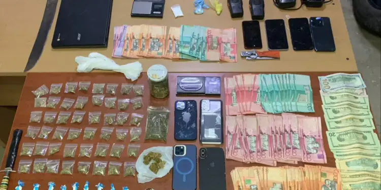 Policía confisca drogas, dinero y otros objetos mediante allanamientos en Santiago