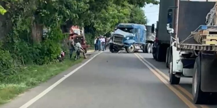 Video; Choque entre camiones provoca un taponamiento de vehículos en carretera de Dajabón