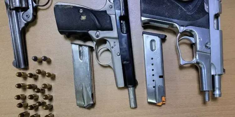 Incautan pistolas y revólver sin documentos mediante allanamientos en Santiago