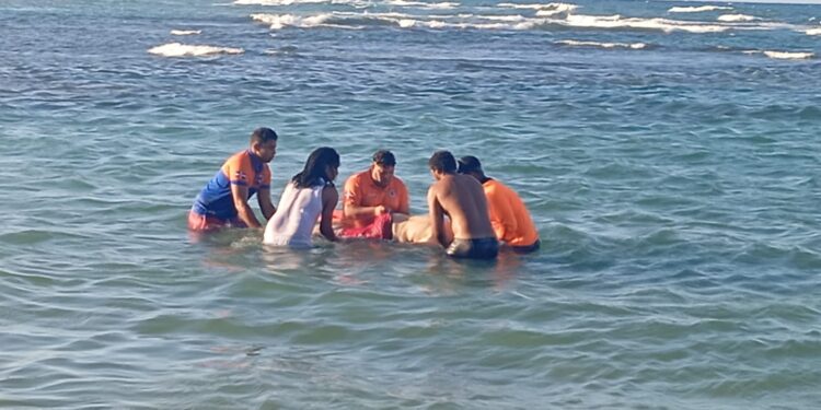 Muere hombre tras ser arrastrado por la corriente marina en Playa Costámbar