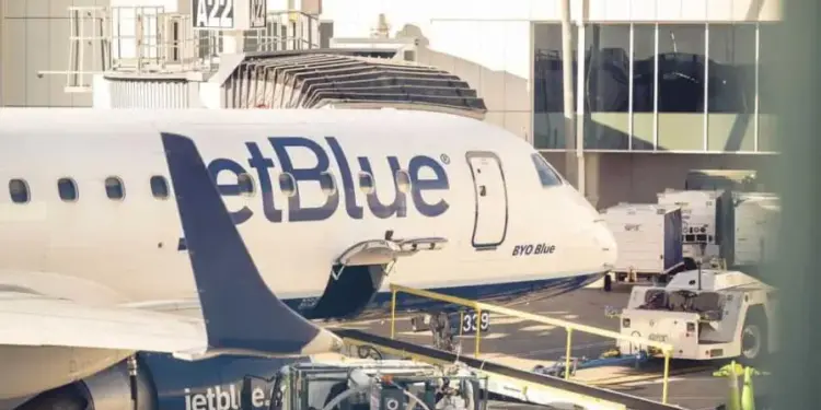 Vuelo de JetBlue realiza aterrizaje de emergencia en Kansas