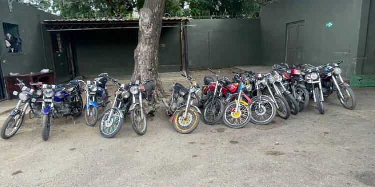 El ejército ocupa 14 motocicletas en las que eran transportados 117 indocumentados en la Línea Noroeste