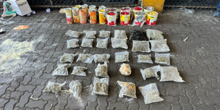 DNCD incauta 29 paquetes de marihuana camuflados en latas de leche y té frío; dos detenidos