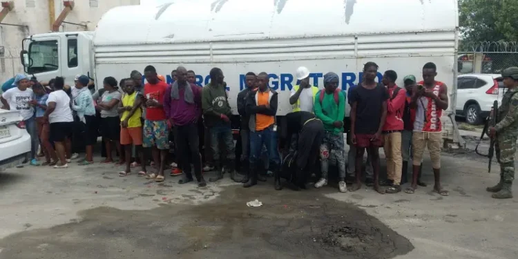 Ejército entrega a Migración 236 indocumentados detenidos en las últimas 48 horas en Dajabón