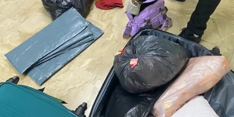 Detienen dos extranjeras con más de cinco kilogramos de presunta cocaína