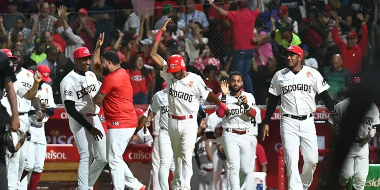 Escogido, Águilas y Estrellas inician el torneo con sendas victorias