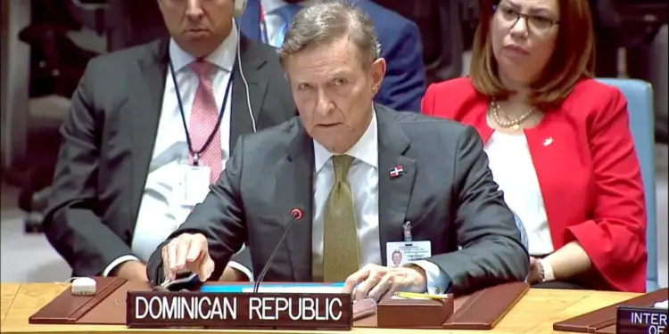 Canciller Roberto Álvarez califica de insensata la solicitud de detener las repatriaciones de haitianos indocumentados
