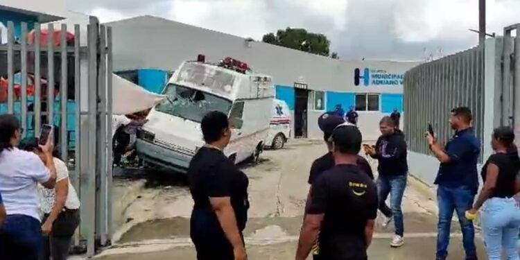 Multitud enardecida intenta voltear ambulancia por falta de servicios en el Hospital de Loma de Cabrera