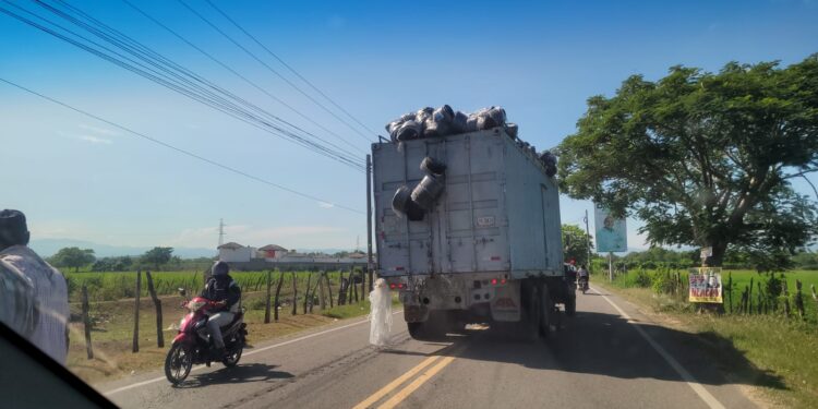 Avería de camión de Haití perturba el transito en carretera de Dajabón   