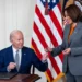 Un paso en falso de Biden con la palabra “basura” causa un revés en la campaña de Harris