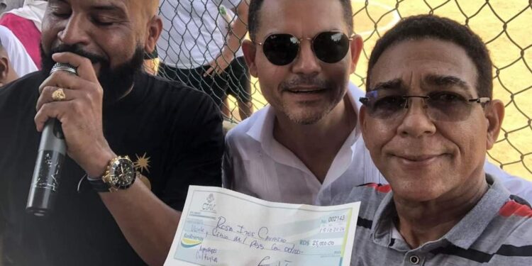 Periodista Camilo Then realiza  aporte de 50 mil pesos y útiles deportivos para actividades en Manzanillo
