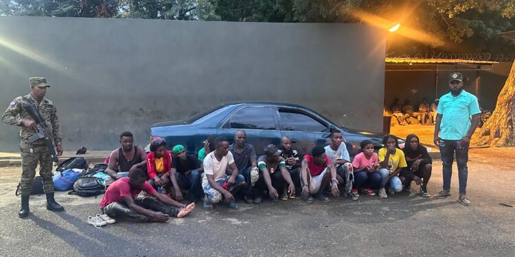 ERD ocupa carro con 14 indocumentados a bordo en Montecristi