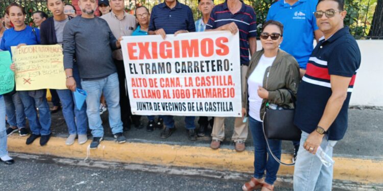Moradores de la Castilla zona sur Santiago Rodríguez reclaman obras