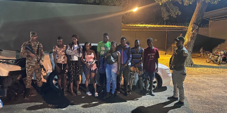 ERD ocupa dos vehículos transportaban 25 indocumentados en esperanza