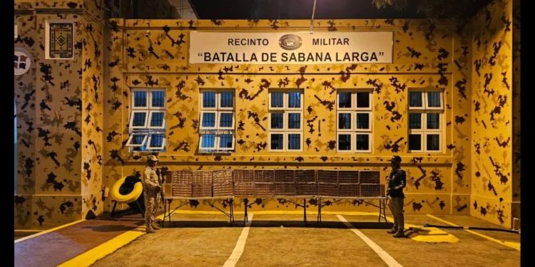 CESFronT y Ejército decomisan 200,000 unidades de cigarrillos en una casa abandonada en Dajabón