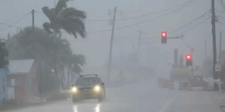 Huracán Milton, categoría 3, azota la costa oeste de Florida