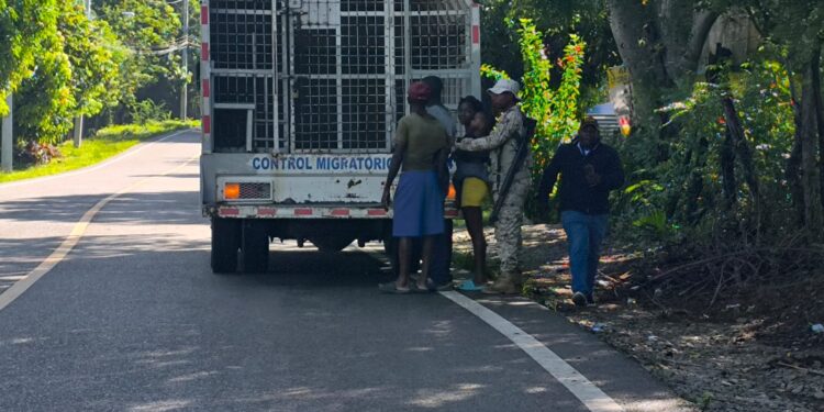 Migración y el ejército intervienen en Santiago de la Cruz ante denuncia sobre presencia de peligrosos indocumentados
