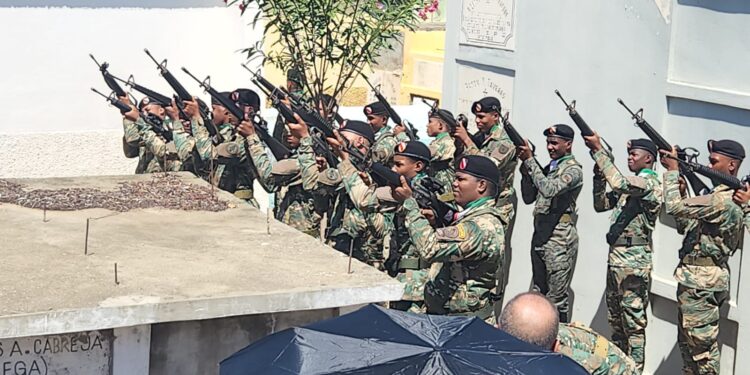 Con el himno nacional y una salva de 21 disparos las fuerzas armadas rindieron homenaje a Osvaldo Virgil      