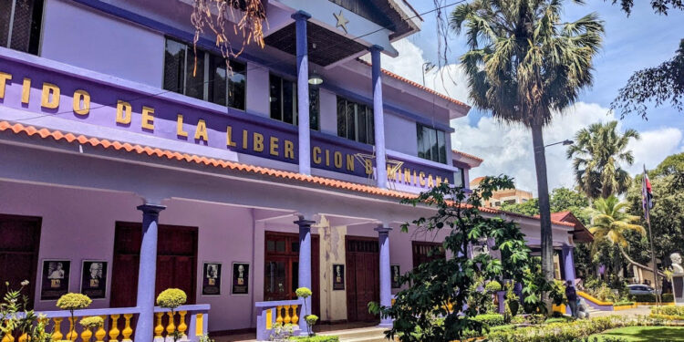 Renuncian tres dirigentes del PLD en Los Alcarrizos