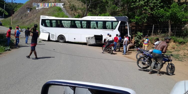 Pasajeros con susto y lesiones por deslizamiento de autobús en Carretera de Restauración   