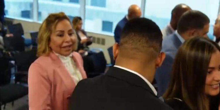 Video; Esposa del Ex Cónsul Alexis Enríquez Protagoniza Incidente Vergonzoso en Filadelfia