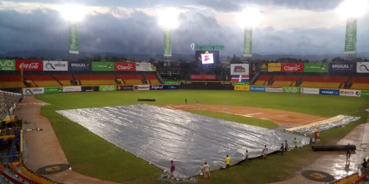 Suspenden el juego Estrellas vs. Águilas por lluvias en Santiago