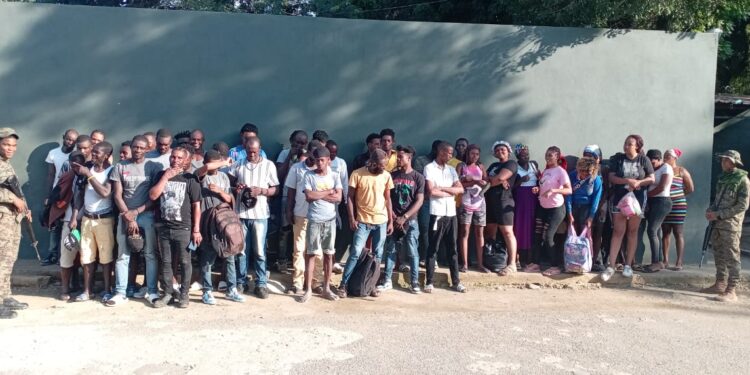Operativos de la Cuarta Brigada de Infantería del ERD dejan 245 indocumentados detenidos y vehículos incautados