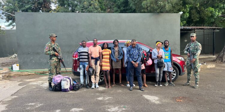 Vídeo; El ejército detienen decenas de indocumentados, vehículos y motores en la Linea Noroeste