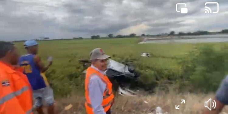 Se parte carro en dos durante accidente donde mujer resulto herida en Villa Vásquez