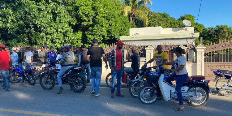 Presuntos Haitianos asaltan músico de ¨Anthony Santos¨ le roban pertenencias y dinero efectivo en Santa María