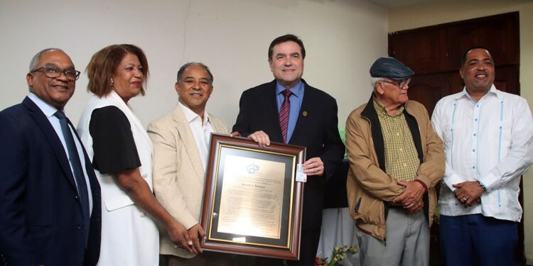 Vídeo: CDP otorga membresía honor Armando Rodríguez
