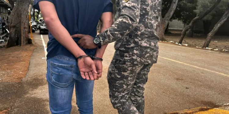 PN detiene hombre acusado de robo en academia de béisbol en Santiago
