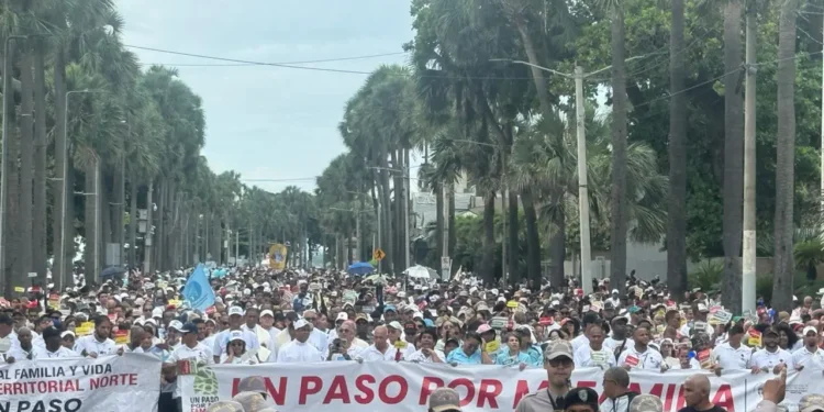 Miles de católicos participan en las caminatas “Un Paso por mi Familia” en el Gran Santo Domingo y Santiago