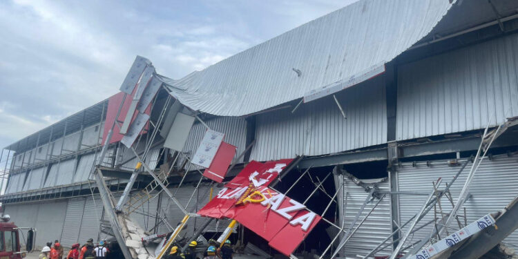 Colapso de plaza comercial en Santiago deja varios heridos
